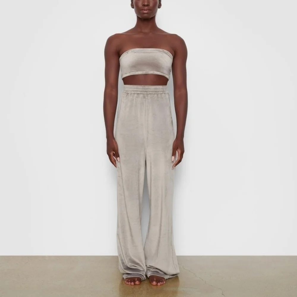 SKIMS Velour Wide Leg in Smoke size M NWT